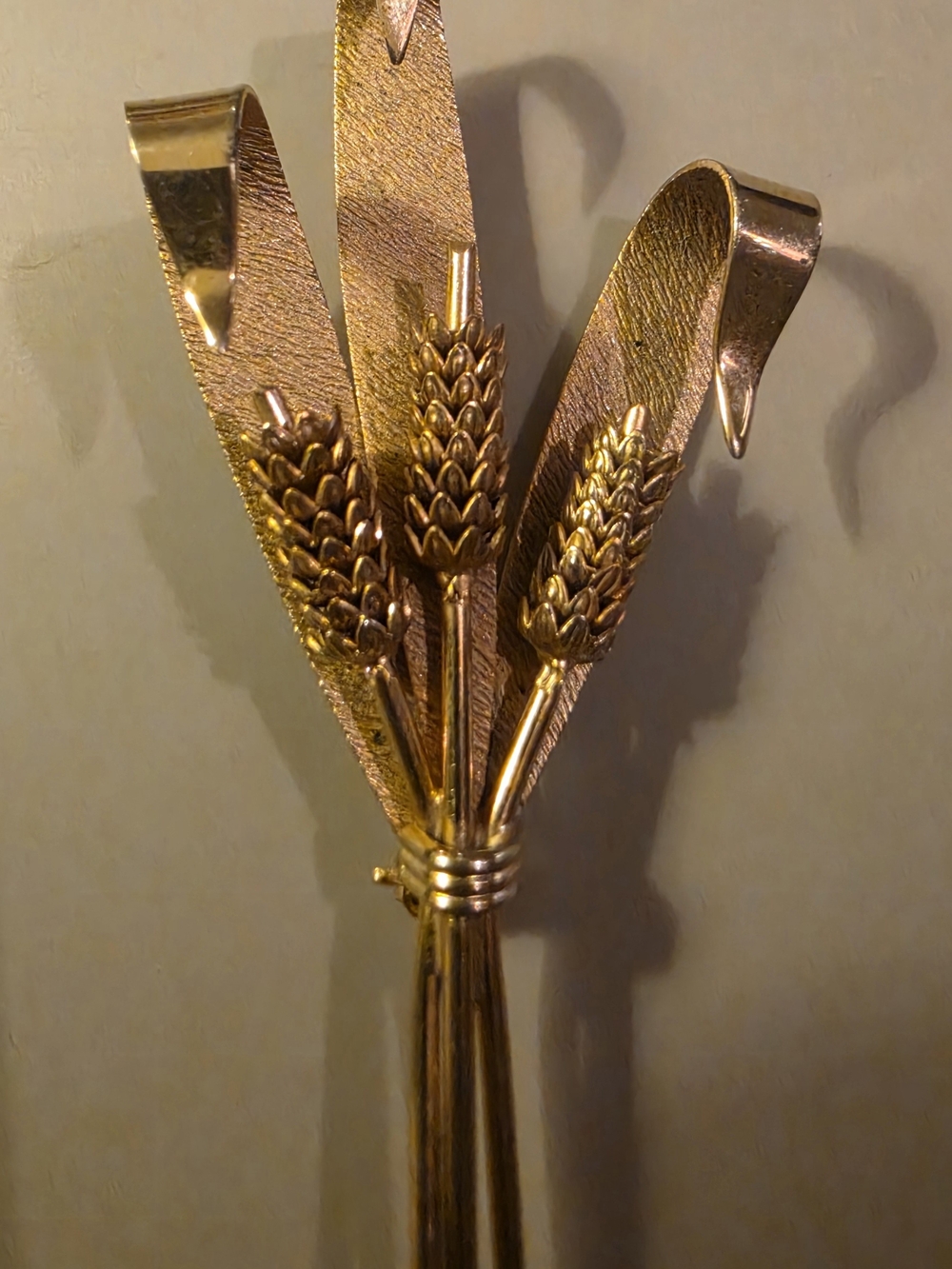 Vintage 3-D gold-tone metal wheat brooch